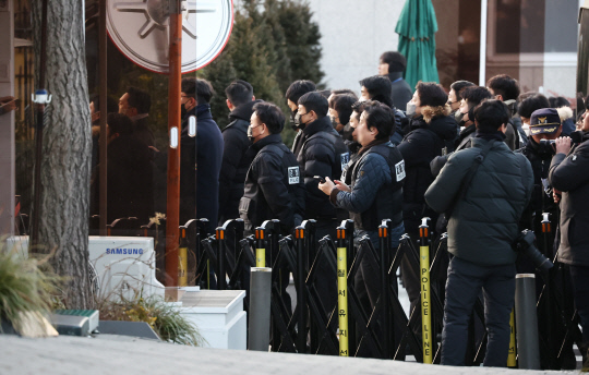 윤석열 대통령에 대한 체포영장 집행에 나선 고위공직자범죄수사처 수사관들이 3일 서울 한남동 대통령 관저 입구를 통과해 진입하고 있다. [연합뉴스]